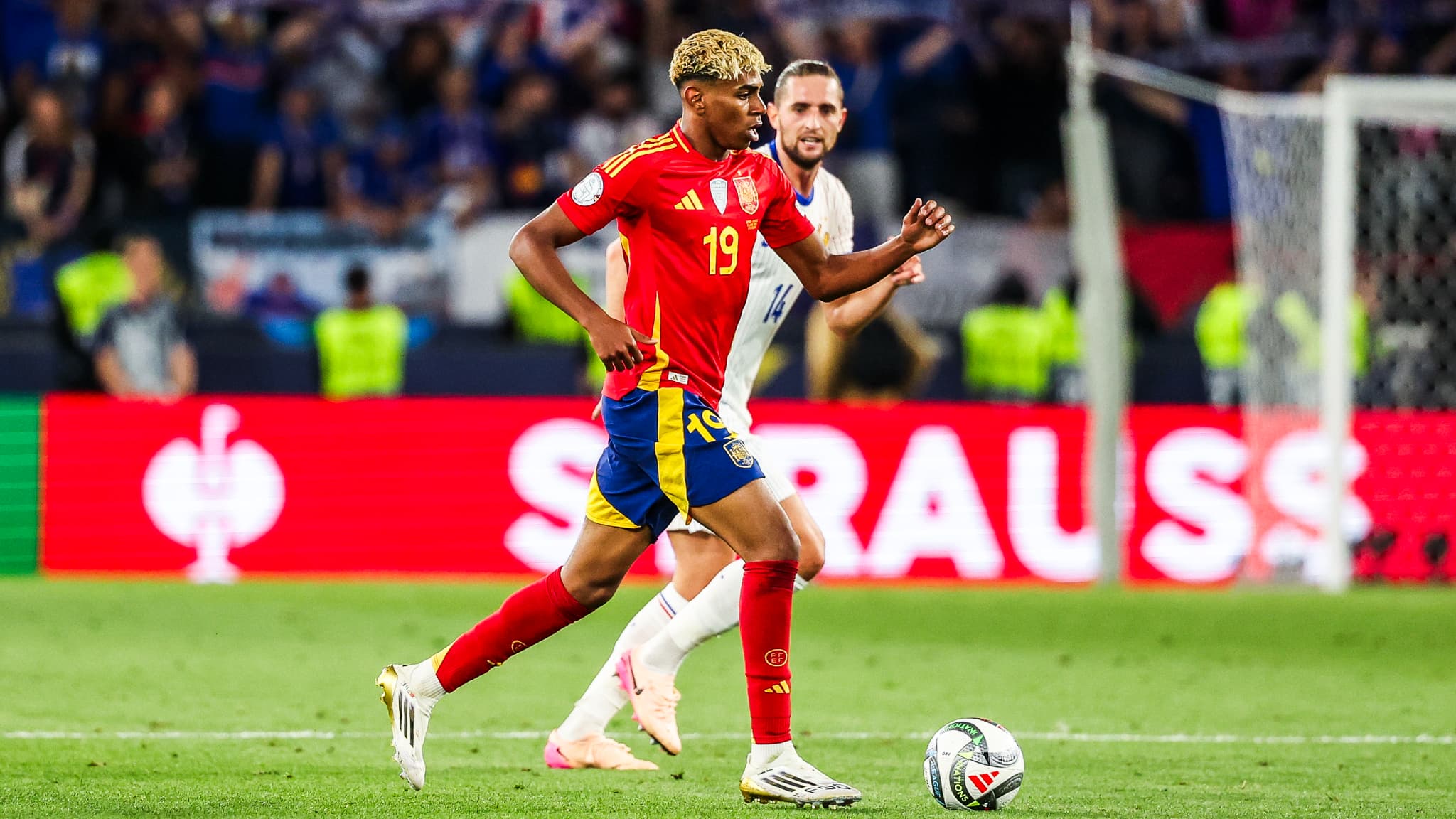 Lamine Yamal devant Adrien Rabiot lors de France-Espagne (4-5, Ligue des Nations), le 5 juin 2026