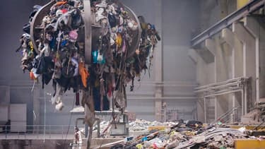 Les trois centres d'Ivry-sur-Seine, Issy-les-Moulineaux et Saint-Ouen traitent 6.000 tonnes de déchets par jour venant des poubelles vertes (non recyclables) des Parisiens et des Franciliens.