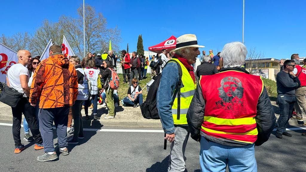 Des personnes manifestent contre la réforme des retraites ce mardi à Manosque. Des personnes manifestent contre la réforme des retraites ce mardi à Manosque.