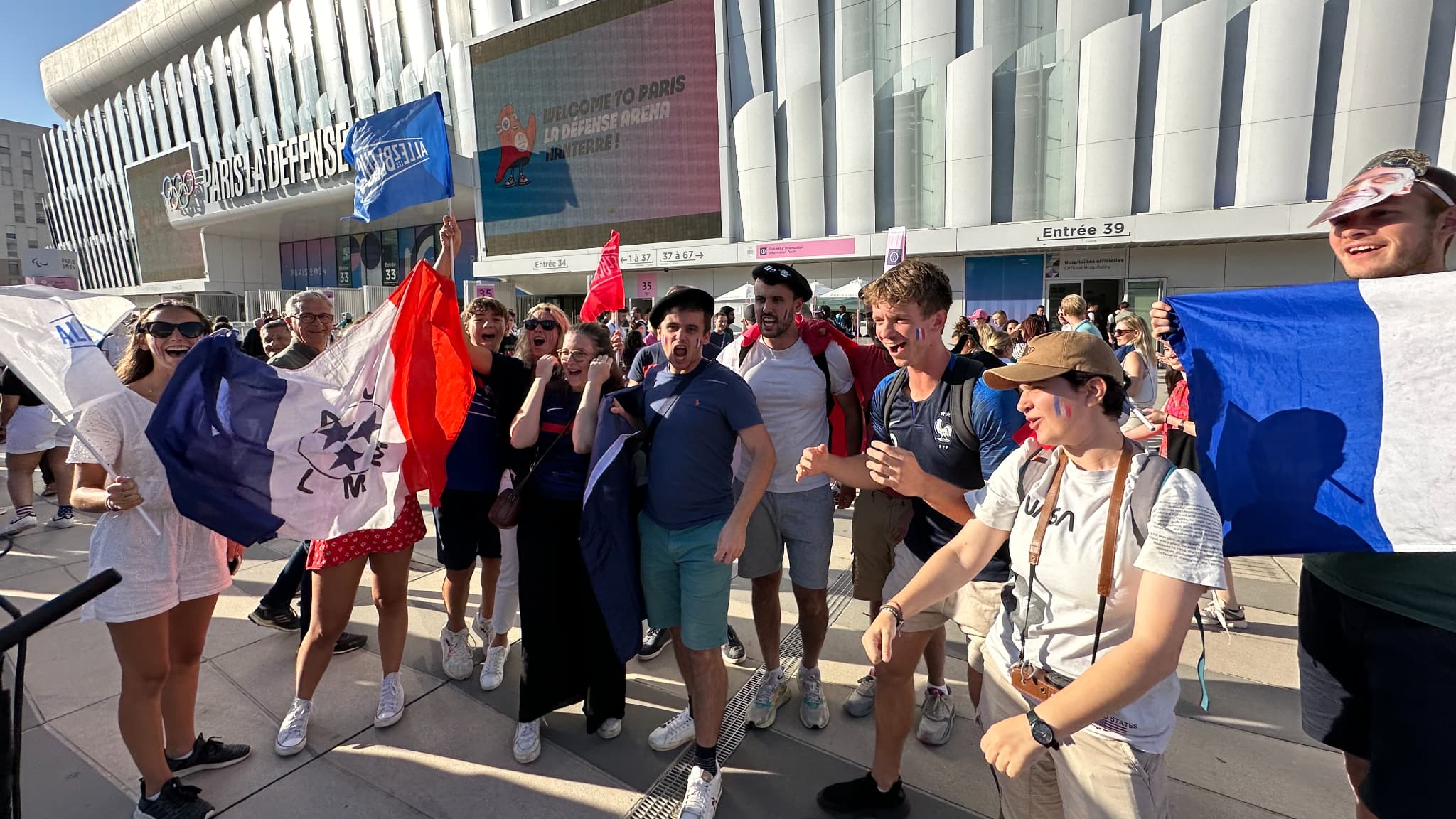 Les supporters français avant la course de Léon Marchand, le 28 juillet 2024.