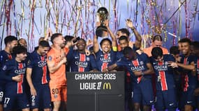 Marquinhos soulève le trophée de la Ligue 1 le 17 mai 2025