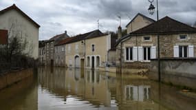 Une rue inondée à Aisys-sur-Armançon en raison des fortes pluies de ces derniers jours, dans l'Yonne, le 2 avril 2024.