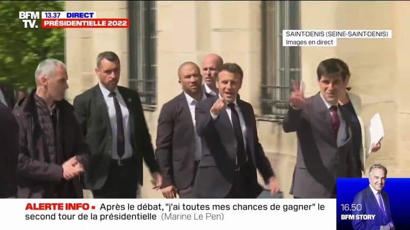 Emmanuel Macron vient d'arriver à Saint-Denis, ville où Jean-Luc Mélenchon est arrivé en tête au premier tour