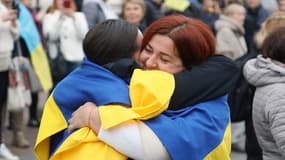 Des habitantes de Kherson, réfugiées à Odessa, fêtant la libération de leur ville le samedi 12 novembre 2022 en Ukraine.