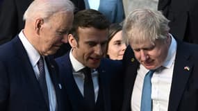 Joe Biden, Emmanuel Macron et Boris Johnson devant l'Otan à Bruxelles le 24 mars 2022