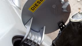 Un automobiliste fait le plein de carburant dans une station-service, le 12 août 2005 (image d'illustration).