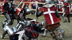 Des "chevaliers" autrichiens et danois lors du championnat du monde de chevalerie au château de Malbork en Pologne, le 3 mai 2015