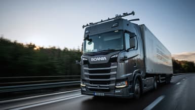 Le camion autonome de Scania sur une autoroute au sud de Stockholm (Suède), le 18 novembre 2022.