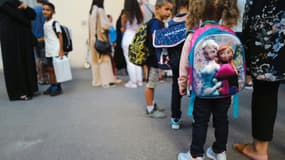 Des élèves font leur rentrée à l'école primaire Aristide Briand de Lyon, le 1er septembre 2022 (illustration)