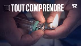 Un toxicomane prépare une pipe de crack, le 2 décembre 2020 à Paris