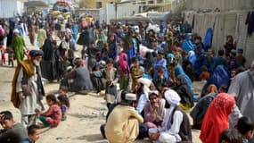 Sur cette photo prise le 1er novembre 2023, des réfugiés afghans attendent près d'un centre d'enregistrement à leur arrivée du Pakistan, à la frontière afghano-pakistanaise dans le district de Spin Boldak de la province de Kandahar. Plus de 165 000 Afghans ont fui le Pakistan depuis que le gouvernement pakistanais a ordonné à 1,7 million de personnes de quitter le pays sous peine d'être arrêtées et expulsées, ont indiqué des responsables le 2 novembre.