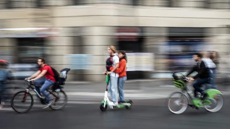 Trottinette et vélos dans Paris (image d'illustration).