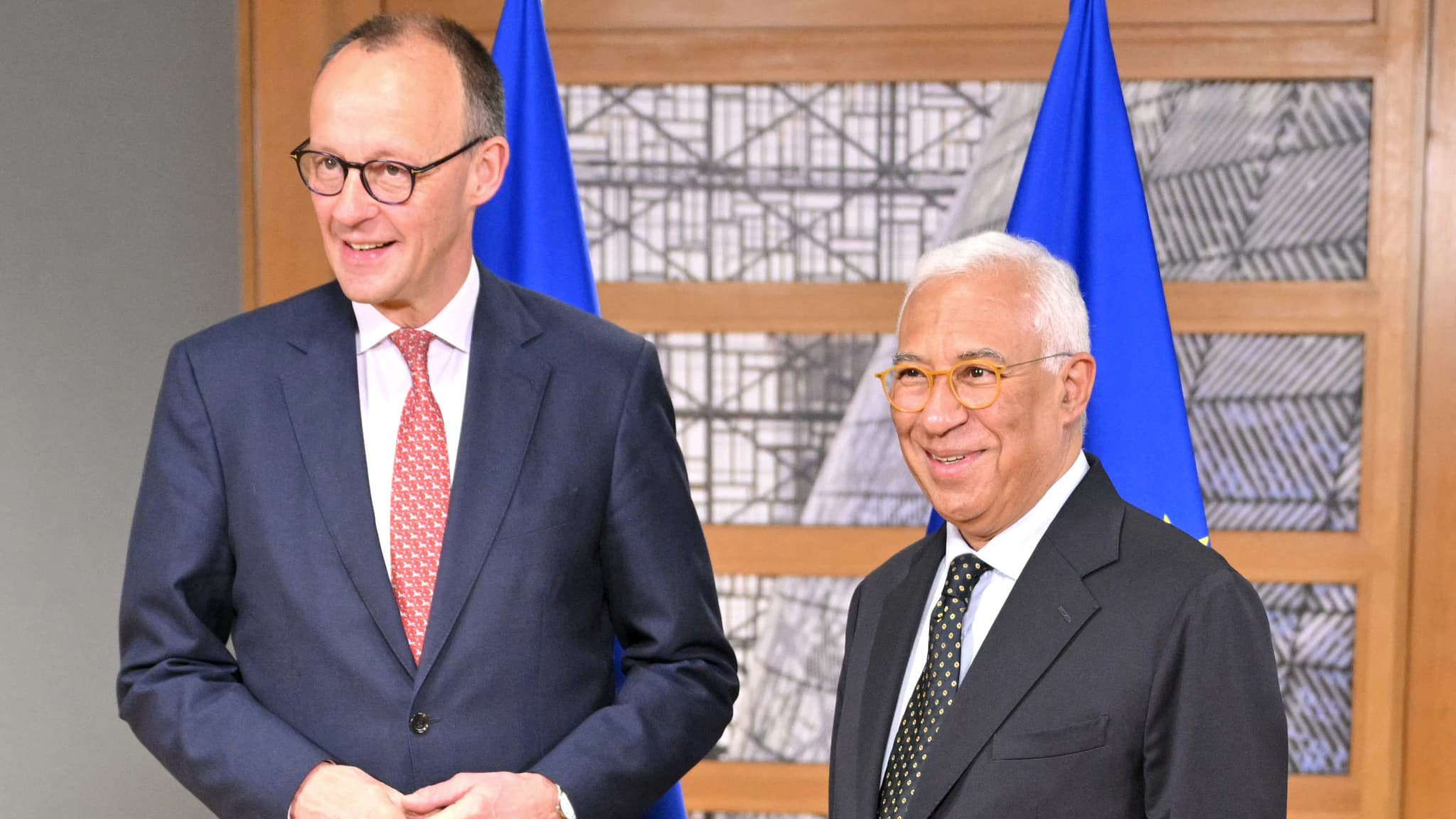 Le président du Conseil européen Antonio Costa et le futur chancelier allemand Friedrich Merz, à Bruxelles, le 6 mars 2025