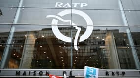 Quelques centaines de salariés grévistes de la RATP rassemblés au siège de l'entreprise lundi matin ont demandé à être reçus par Jean Castex pour obtenir une revalorisation salariale de 300 euros