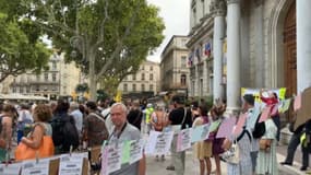 Des centaines de personnes étaient rassemblées lundi soir devant la mairie à Avignon pour fêter la chute du gouvernement Bayrou. 