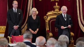 Le prince William et la reine consort Camilla écoutent le roi Charles III lors d'une réunion du Conseil d'accession dans la salle du trône du palais de St James à Londres, le 10 septembre 2022, pour le proclamer nouveau roi.