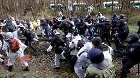 Policiers repoussant des opposants au nucléaire manifestant près de la ville de Leitstade, à une vingtaine de kilomètres au nord-ouest de la gare de Dannenberg, terminus du convoi de déchets radioactifs parti de France vendredi. Des incidents ont éclaté d