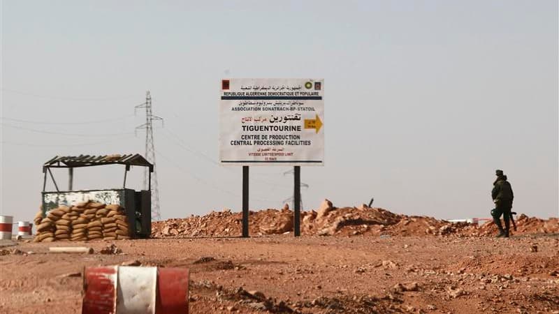 Militaire algérien à un point de contrôle à environ 10 kilomètres du complexe gazier algérien de Tiguentourine, près d'In Amenas, dans l'est de l'Algérie. Seize otages étrangers, dont deux Américains, deux Allemands et un Portugais, ont été libérés samedi