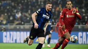 L'attaquant bosnien de l'Inter Milan Edin Dzeko, à la lutte avec le capitaine et défenseur néerlandais de Liverpool Virgil van Dijk, lors du 8e de finale aller de la Ligue des Champions, le 16 février 2022 au Stade San Siro