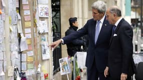 John Kerry s'est recueilli avec Laurent Fabius devant le siège de Charlie Hebdo à Paris.