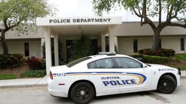Illustration d'une voiture de police en Floride, où un homme s'est plaint de l'inefficacité des autorités après avoir réussi à leur échapper