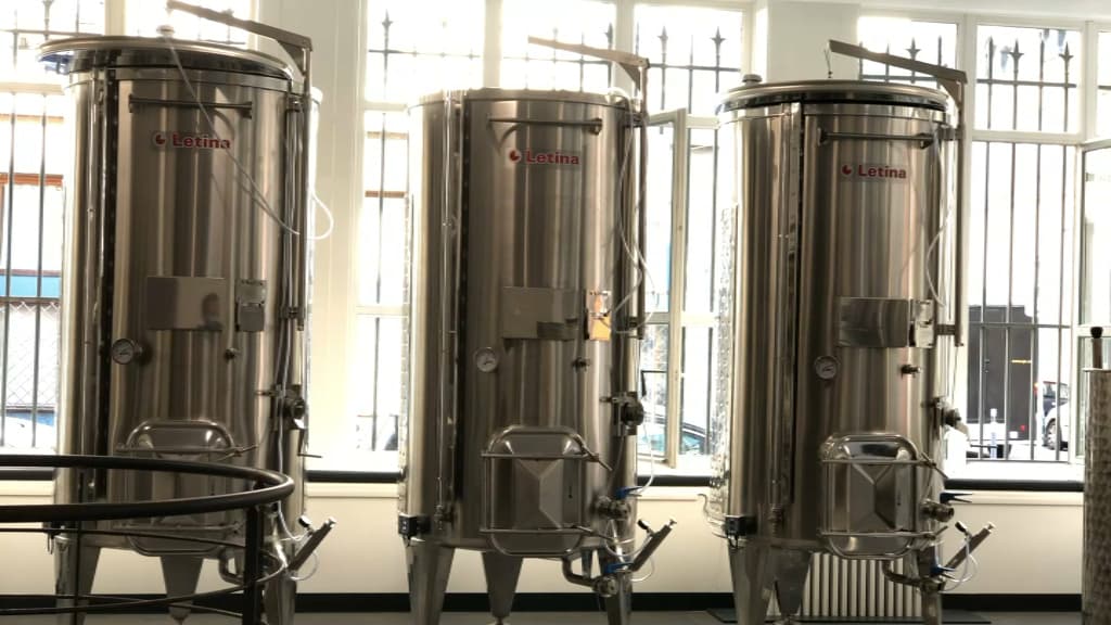Les cuves peuvent accueillir 172 hectolitres soit environ 25 000 bouteilles. Les cuves peuvent accueillir 172 hectolitres soit environ 25 000 bouteilles.