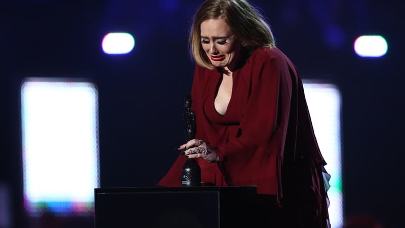 Adele, en larmes aux Brit Awrads, le 24 février 2016