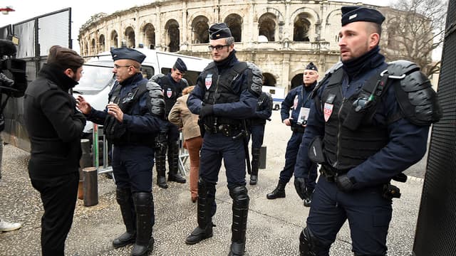 Des CRS filtrent les accès aux rues adjacentes au tribunal correctionnel de Nîmes, où se tient à partir de ce jeudi 14 janvier le procès de 18 aficionados.