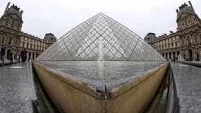 La fameuse pyramide du Louvre.