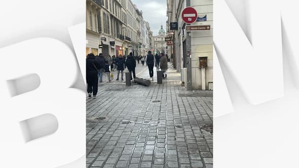 Du mobilier urbain dégradé en marge d'une manifestation kurde à Marseille le 22 janvier 2026