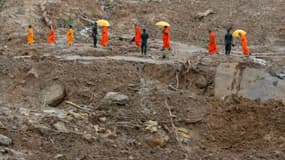 Des moines bouddhistes marchent sur le site d'un glissement de terrain, à Kalutara au Sri Lanka, le 30 mai 2017