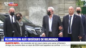 Alain Delon arrive aux obsèques de Jean-Paul Belmondo