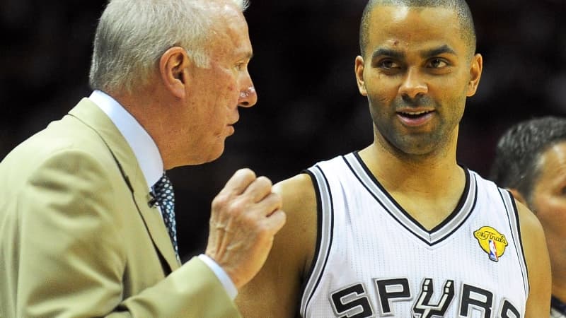 Tony Parker aux côtés de Gregg Popovich, l'entraîneur des Spurs