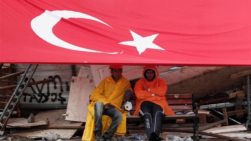 Manifestants devant une barricade sur la place Taksim, dans le centre d'Istanbul. Le Premier ministre turc Recep Tayyip Erdogan a prévenu samedi les manifestants de la place Taksim qu'ils devaient quitter la grande place d'Istanbul d'ici dimanche sous pei