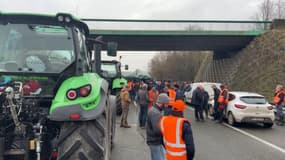 Des tracteurs bloquent l'A16 dans l'Oise, le 23 janvier 2024
