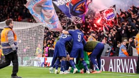 La joie des joueurs du PSG après leur victoire à Liverpool (0-1, 1 t.a.b. 4), le 11 mars 2025