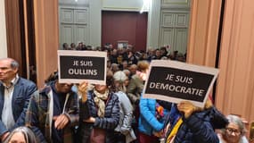 Des habitants ont investi le conseil municipal d'Oullins ce mercredi 8 novembre 2023.