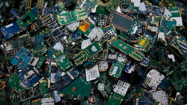 En 2016, le monde a produit 45 millions de tonnes de déchets électroniques, l'équivalent de 4500 Tours Eiffel.