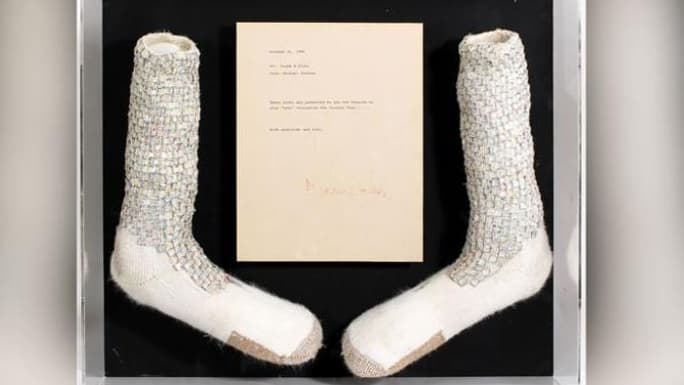 Les chaussettes portées par Michael Jackson durant son premier moonwalk sur scène Les chaussettes portées par Michael Jackson durant son premier moonwalk sur scène