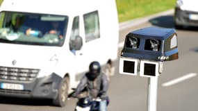 Une camionnette blanche et un radar, à Englos, le 23 juin 2014 (PHOTO D'ILLUSTRATION).