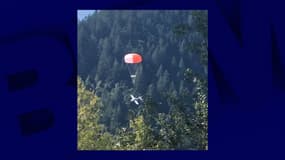 Un parachute déployé au-dessus d'un avion pour éviter un crash en Californie le 11 mars 2024