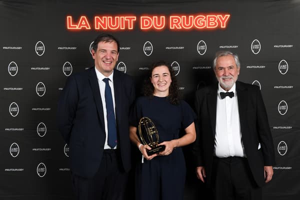 La Nuit du rugby : Florian Grill (Président de la FFR) et René Bouscatel (Président de la LNR) avec Gabrielle Vernier élue meilleure internationale française de l'année 2023. 
