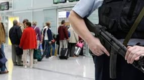 Policier allemand en patrouille à l'aéroport de Munich. Un paquet suspect contenant un détonateur et une horloge a été découvert jeudi en Namibie juste avant d'être embarqué à bord d'un Airbus d'Air Berlin assurant la liaison entre Windhoek et Munich. L'A