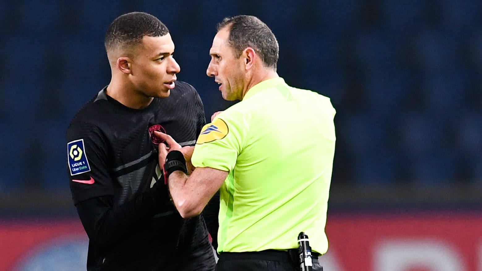 Kylian Mbappé face à l'arbitre de PSG-Brest, le 15 janvier 2022