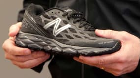 Une chaussure New Balance avec le "N" caractéristique de la marque.