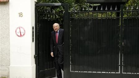Georges Kiejman, l'avocat de Liliane Bettencourt, à la sortie de la villa de la milliardaire à Neuilly-sur-Seine, près de Paris. La cour d'appel de Versailles rendra sa décision le 14 septembre sur le recours de l'héritière de l'Oréal, qui entend faire an