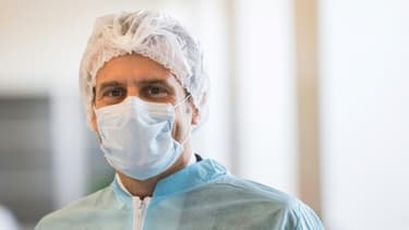 Le président français Emmanuel Macron visitant une usine fabriquant des masques de protection près d'Angers, France, le 31 mars 2020