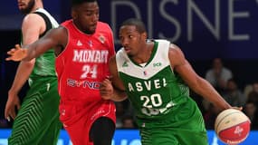 Yakuba Ouattara (Monaco) et DeMarcus Nelson (ASVEL)