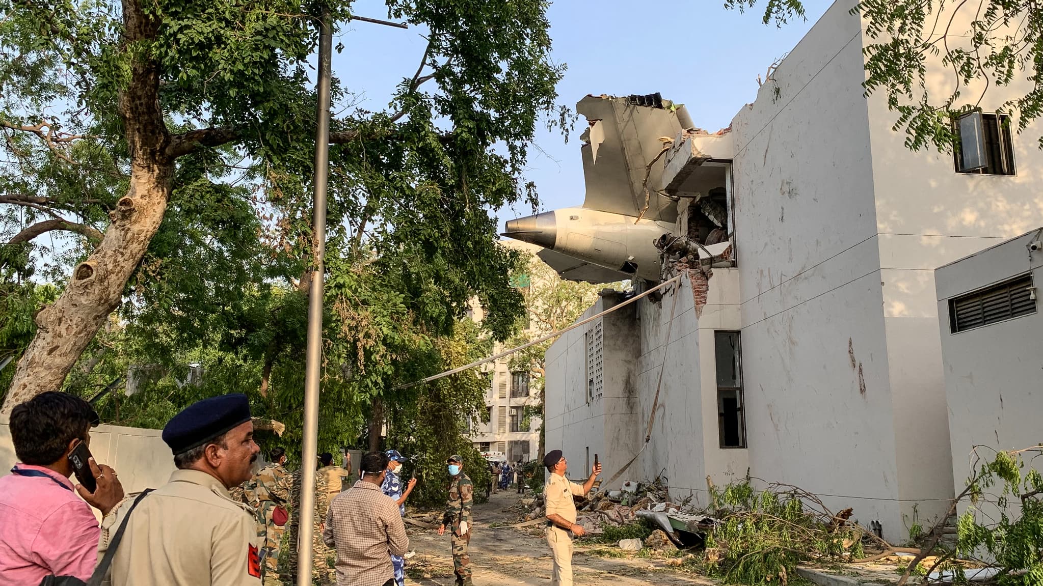 L'arrière du vol 171 d'Air India est photographié sur le site de son crash dans un quartier résidentiel près de l'aéroport d'Ahmedabad, le 12 juin 2025.