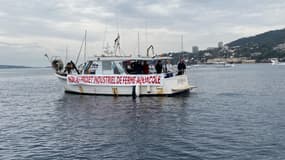 Des pêcheurs manifestent à Cannes, ce 25 février 2023, contre le projet d'extension d'une ferme aquacole